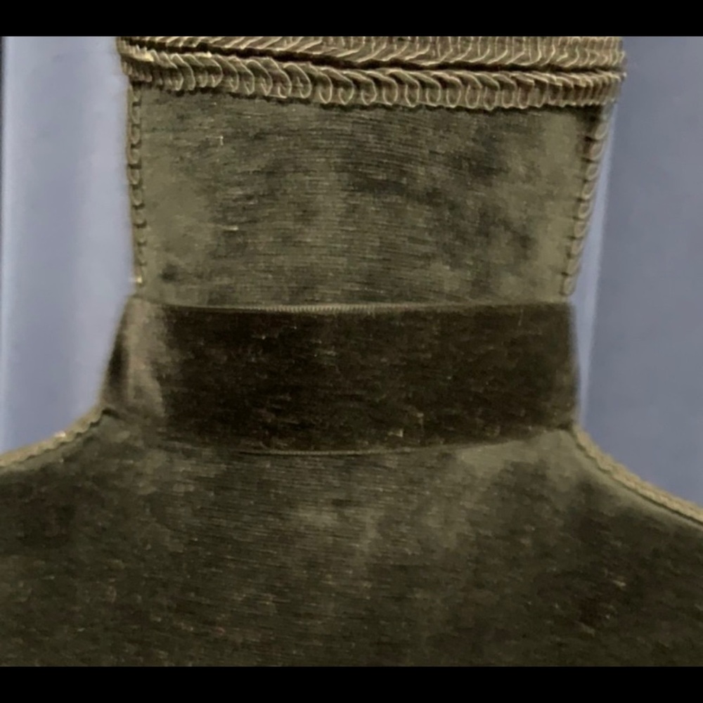 Velvet black choker.
